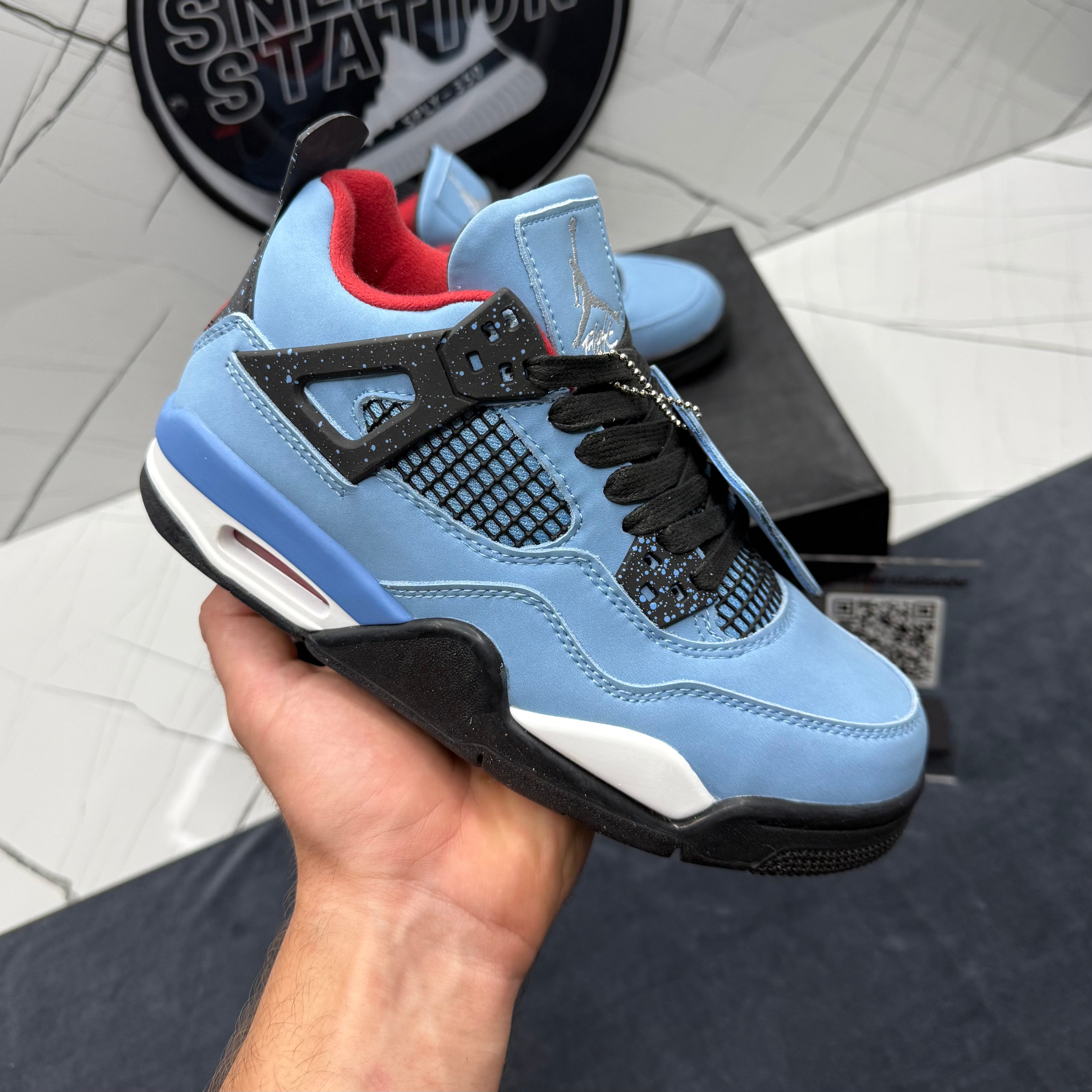 Jordan 4 Travis Scott